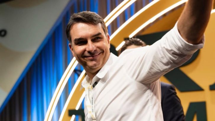 https://salarnews.in/public/uploads/images/newsimages/maannewsimage28102026_183147_Flavio Bolsonaro_.jpg